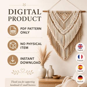 Könnte beinhalten: Ein digitales Produktangebot für eine Makramee-Wandbehang-Anleitung. Der Text lautet DIGITAL PRODUCT, PDF PATTERN ONLY, NO PHYSICAL ITEM und INSTANT DOWNLOAD. Ein beigefarbener Makramee-Wandbehang mit Holzstab ist an der Wand zu sehen.