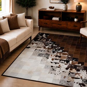 Alfombra de cuero con estampado de patchwork degradado y pelo, 152 x 244 cm, hecha a mano, color marfil y marrón.