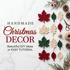 Może przedstawiać: Kolekcja szydełkowanych liści w kolorach czerwonym, zielonym i kremowym ułożonych na białej marmurowej powierzchni. Tekst głosi HANDMADE Christmas DECOR Beautiful DIY Ideas or EASY TUTORIAL. Zawiera szyszki, sznurek i nożyczki jako akcesoria.