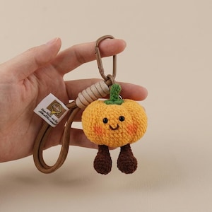 Söt virkad pumpa-nyckelring med ben, handgjord pumpaväska-berlock, höst- och höstryggsäckstillbehör, kawaii mjuk stickad pumpa-present till henne