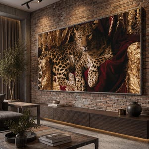 Può includere: Una stampa artistica rettangolare raffigurante un leopardo che riposa su un tessuto di velluto rosso scuro drappeggiato su una sedia dorata ornata. Il leopardo ha il manto maculato ed è posizionato al centro. La cornice è sottile e scura.