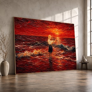 Peut inclure: Une peinture sur toile rectangulaire présentant une texture empâtée épaisse représentant une personne jouant du violon debout dans les vagues de l'océan au coucher du soleil. La scène est dominée par des teintes rouge, orange et jaune.