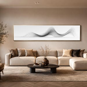 Puede incluir: Una pieza de arte mural rectangular, larga y horizontal, con un diseño abstracto en blanco y negro de patrones ondulados y fluidos compuestos por finos puntos. La obra está enmarcada en un borde metálico dorado fino sobre una pared.