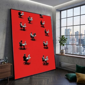 Könnte beinhalten: Ein großes rechteckiges Wandbild mit einem leuchtend roten Hintergrund, auf dem mehrere schwarz-weiße Figuren von Personen an Schreibtischen mit Computermonitoren in einem sich wiederholenden Muster über die gesamte Fläche verteilt sind.