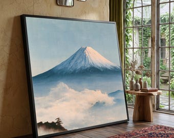 Lienzo de majestuosa montaña nevada, arte mural de paisaje sereno, nubes matutinas brumosas, lienzo de escena natural, decoración tranquila para el hogar.