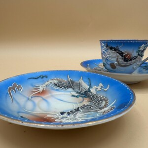 Vintage japanische Moriage-Tasse und Untertassen mit Drachenmotiven, handbemalt, Kobaltblau (Hergestellt in Japan)