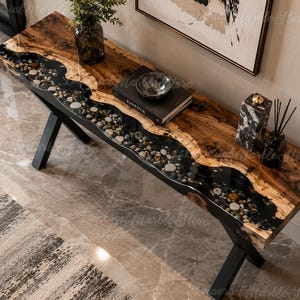 Mesa de console artesanal em madeira de oliveira com acabamento em resina epóxi e detalhes em pedra natural.
