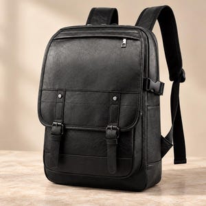 Peut inclure: Un sac à dos noir à la finition texturée, doté d'un rabat supérieur avec deux sangles verticales, des boucles métalliques et des clous argentés. Le sac comprend une poche frontale zippée, des bretelles réglables et une boucle latérale de fermeture.