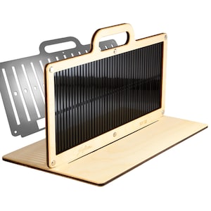 Peut inclure: Un support rectangulaire en bois avec une poignée, doté d'un panneau noir à fentes verticales fixé par des rivets métalliques. Un panneau argenté métallique distinct avec des fentes assorties est placé derrière la structure principale.
