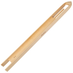 Puede incluir: Una lanzadera de tejido de madera clara con un cuerpo liso y alargado. La herramienta presenta una punta afilada, un canal central para el hilo y una pequeña varilla interna. El texto HK-60 está impreso en la base y la marca Sujiva es visible.