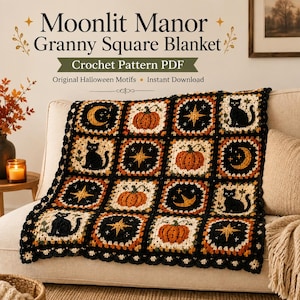 Può includere: Una coperta all'uncinetto con una griglia di motivi quadrati in filato nero, arancione e crema. I quadrati mostrano motivi ripetuti di zucche, lune crescenti, stelle e gatti neri. Il testo sulla coperta recita Moonlit Manor.