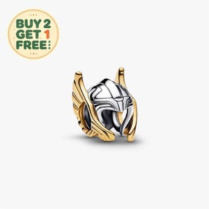 Könnte beinhalten: Ein metallischer Anhänger in Form eines geflügelten Helms mit einem polierten silberfarbenen Mittelteil und goldfarbenen Flügeln an beiden Seiten. Das Design weist auf der Helmoberfläche komplexe, geformte Details auf.