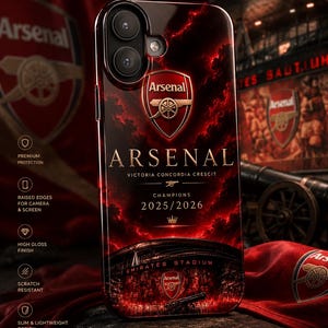 Könnte beinhalten: Eine glänzende Smartphone-Hülle mit dem Arsenal-Fußballclub-Wappen sowie dem Text "MORE THAN A CLUB, IT'S A LEGACY," "ARSENAL," "VICTORIA CONCORDIA CRESCIT," "CHAMPIONS 2025/2026" und "EMIRATES STADIUM" vor einem dunkelroten, stürmischen Hintergrund.