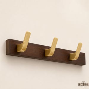 Modern massief houten wandrek met gouden haken, notenhouten opberger voor jas en hoed voor hal, gang, badkamerkast