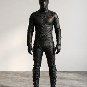Costume gotico integrale da uomo in pelle nera con maschera, cinghie di imbracatura e fibbie.