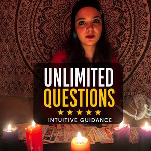 Puede incluir: Una persona con camisa roja se sienta detrás de una mesa con cartas del tarot y velas encendidas. Un recuadro negro presenta el texto blanco y amarillo UNLIMITED QUESTIONS, cinco estrellas amarillas y el texto blanco INTUITIVE GUIDANCE.