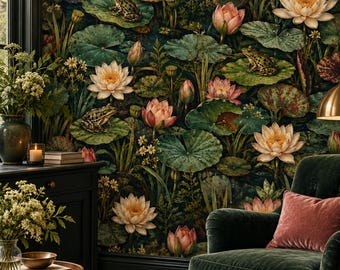 Papel pintado con diseño de estanque de nenúfares y motivos botánicos oscuros.