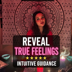 Puede incluir: Una persona con un pañuelo negro y una prenda roja sentada ante una mesa con velas y cartas del tarot. El texto superpuesto dice: SAME HOUR DETAILED, REVEAL TRUE FEELINGS, cinco estrellas amarillas e INTUITIVE GUIDANCE. Tapiz estampado al fondo.