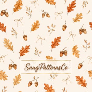 Peut inclure: Un motif répétitif composé d'illustrations à l'aquarelle de feuilles de chêne orange et marron, de glands et de petits nœuds sur un fond crème. Le texte SnugPatternsCo est centré dans un cadre rectangulaire à bordure dorée fine.