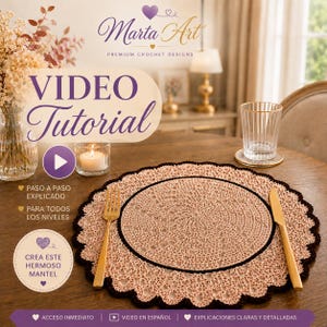 Puede incluir: Un mantel individual redondo de ganchillo beige con borde marrón oscuro y acabado festoneado, con un tenedor y un cuchillo dorados encima. La imagen incluye el texto: Marta Art, VIDEO Tutorial, PASO A PASO EXPLICADO, PARA TODOS LOS NIVELES, CREA ESTE HERMOSO MANTEL.
