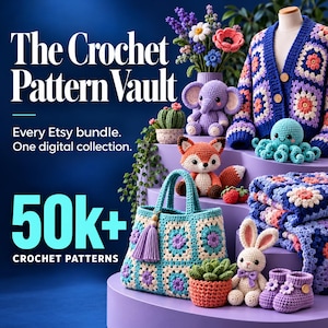 以下が含まれることがあります： 「The Crochet Pattern Vault」と題された5万点以上の編み図デジタルコレクション。画像には、グラニースクエアのカーディガン、トートバッグ、ブランケット、いくつかのぬいぐるみや編み物の植物など、さまざまなかぎ針編みのアイテムが展示されています。