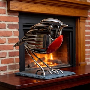 Robin-Skulptur aus Altmetall, Vogel aus recyceltem Besteck, rustikale Gartendekoration, handgefertigtes Geschenk aus wiederverwertetem Besteck für die Terrasse