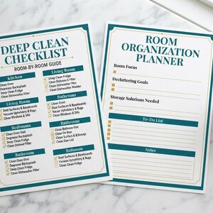 Puede incluir: Dos hojas de papel blancas con bordes verde azulado y texto en verde azulado oscuro. La hoja izquierda es una lista de verificación de limpieza profunda con tareas por habitación. La hoja derecha es un planificador de organización de habitaciones.
