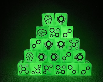 Pode incluir: Uma pilha piramidal de vinte dados verdes translúcidos que brilham no escuro. Cada dado apresenta símbolos pretos gravados, incluindo formas geométricas, padrões circulares e ícones estilizados de caixão com linhas radiantes.