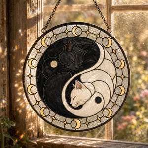 Könnte beinhalten: Ein runder Buntglas-Sonnenfänger mit einer schwarzen und einer weißen Katze, die sich in einer Yin-Yang-Form zusammenrollen. Der Rand ist mit gelben Mondsicheln und kleinen Sternen verziert. Der Text GleamFacetCo ist unten rechts sichtbar.