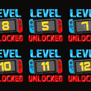 Op de afbeelding: Een grafisch ontwerp met zes illustraties van videogameconsoles, elk met een ander cijfer van 8 tot 12 in een geel pixellettertype. De tekst 'LEVEL' in het blauw en 'UNLOCKED' in het rood omringt elke console op een zwarte achtergrond.