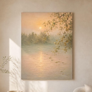 Könnte beinhalten: Ein rechteckiges Ölgemälde auf Leinwand, das eine ruhige Landschaft mit einem stillen See zeigt, in dem sich ein sanfter, goldener Sonnenuntergang spiegelt. Die Szene zeigt einen dichten Waldrand in der Ferne und zarte, belaubte Äste im Vordergrund.