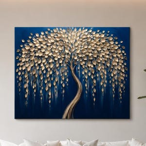 Op de afbeelding: Een rechthoekig wandkunstwerk met een gestileerde boom met een gebogen stam en talloze metallic gouden bladeren tegen een diep marineblauwe achtergrond. De takken strekken zich naar buiten en beneden uit, wat een dicht bladerdak vormt.