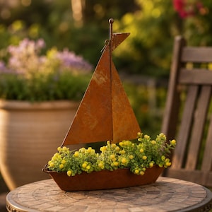 Maceta de metal oxidado con forma de velero, ideal para jardines de suculentas y decoración del hogar. Regalo perfecto.