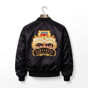 90-talsinspirerad satinbomberjacka, Michael Jackson Dangerous Tour broderad kappa med vapensköld