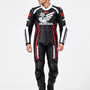 Könnte beinhalten: Ein schwarzer, weißer und roter Motorrad-Lederkombi mit dem Honda-Logo auf der Brust, CBR-Schriftzug an den Beinen und roten Ahornblatt-Emblemen auf den Schultern. Der Anzug verfügt über schützende Polsterungen an Knien und am Oberkörper.