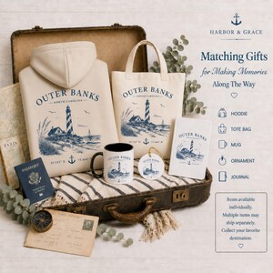 Pu&ograve; includere: Una felpa con cappuccio color crema, una borsa di tela, una tazza in ceramica, un ornamento rotondo e un diario, tutti decorati con un faro blu e la scritta Outer Banks. Questi articoli sono disposti all'interno di una valigia vintage.