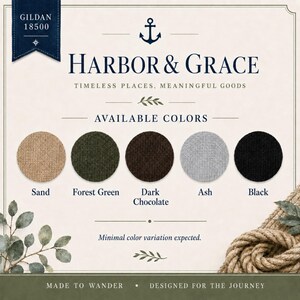 Pode incluir: Uma tabela de cores Gildan 18500 para Harbor & Grace com cinco amostras de tecido circulares em areia, verde floresta, chocolate escuro, cinza e preto. O gr&aacute;fico inclui um &iacute;cone de &acirc;ncora, etiquetas para cada cor e as frases Timeless Places, Meaningful Goods, Made to Wander e Designed for the Journey.
