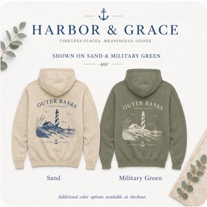 Pu&ograve; includere: Due felpe con cappuccio nei colori sabbia e verde militare. Il retro di ciascuna presenta una grafica di un faro, una casa e erba di spiaggia con il testo Outer Banks North Carolina e le coordinate. Il marchio Harbor & Grace &egrave; in alto.