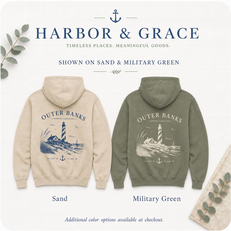 Pu&ograve; includere: Due felpe con cappuccio nei colori sabbia e verde militare. Il retro di ciascuna presenta una grafica di un faro, una casa e erba di spiaggia con il testo Outer Banks North Carolina e le coordinate. Il marchio Harbor & Grace &egrave; in alto.