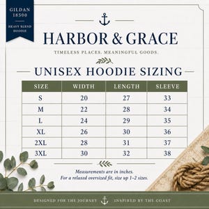 Pode incluir: Uma tabela de tamanhos para o moletom com capuz Gildan 18500 da Harbor & Grace. A tabela lista os tamanhos de P a 3GG com as medidas correspondentes de largura, comprimento e manga em polegadas. O design apresenta um &iacute;cone de &acirc;ncora e folhas.