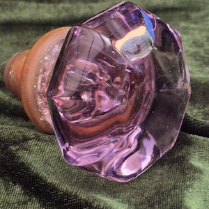 Vintage dörrhandtag i ametistglas från 1920-talet: Slät åttkantigt lila pressat glas, mässingsskaft