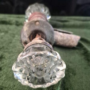 Juego de pomo de puerta antiguo de cristal transparente estriado de 12 puntas con cerradura de embutir antigua.