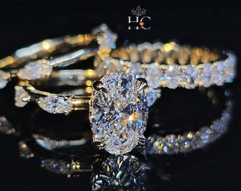 Conjunto de noivado com diamantes moissanita de 3 quilates com lapidação oval e acabamento "crushed-ice", aliança de casamento totalmente cravejada com pavé de diamantes ovais e múltiplas fileiras de anéis em ouro amarelo 14K.