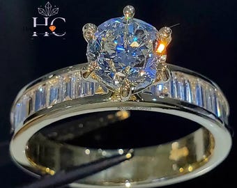 Anel de Noivado com Diamante Redondo de 2,5 Quilates, Anel Lateral com Diamante Baguete, Anel Solitário com 6 Garras, Conjunto de Anéis de Noivado com Moissanita, Presente de Aniversário