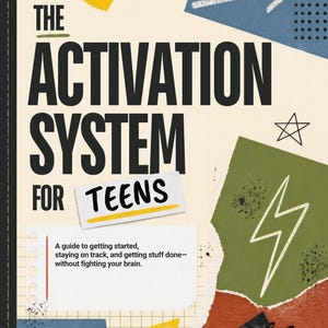 Może przedstawiać: Okładka książki zatytułowana The Activation System for Teens z podtytułem A guide to getting started, staying on track, and getting stuff done—without fighting your brain. Projekt zawiera wycinanki z papieru w stylu kolażu w kolorze żółtym, niebieskim, zielonym i czerwonym z ręcznie rysowanymi strzałkami, błyskawicą, gwiazdą i ikoną znacznika.