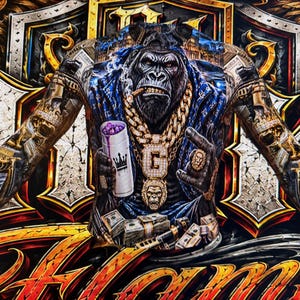 Könnte beinhalten: Ein Langarmshirt mit einer lebendigen, detaillierten Grafik eines Gorillas, der eine blaue Jacke, Goldketten und einen Ring trägt, einen Becher hält und eine Zigarre raucht. Das Design enthält Geldbündel sowie verzierte goldene und schwarze Muster.