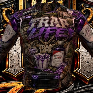 Può includere: Una maglia a maniche lunghe con una vivace stampa grafica con il testo TRAP LIFE in grandi lettere viola. Il design include una bottiglia di sciroppo per la tosse Promethazine con Codeine, una tazza di liquido viola, pillole e un'auto.