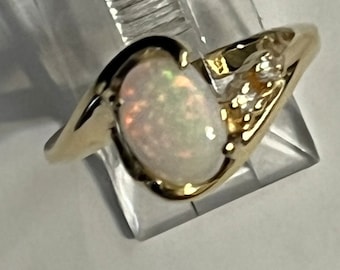 Opal ring in 14 Karat gold with diamonds