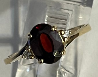 Garnet ring in 14 Karat gold with diamonds