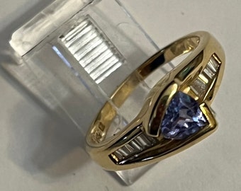 Tansanitring aus 585er Gelbgold mit Baguettediamanten